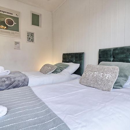 Beautiful Spacious Four Bedroom House With Parking For 2 Cars, 5 Minute Walk To Southend Station المظهر الخارجي الصورة
