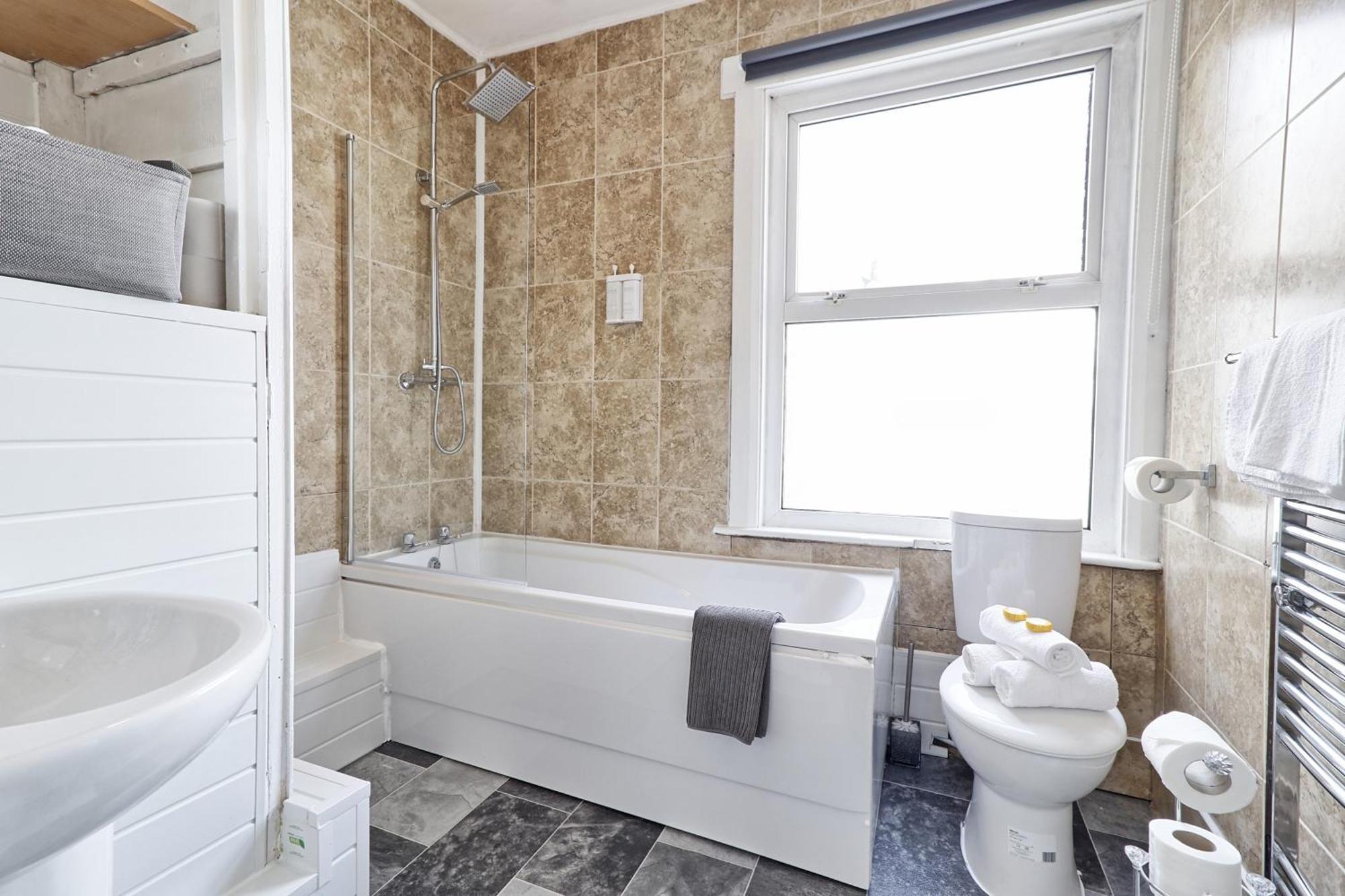 Beautiful Spacious Four Bedroom House With Parking For 2 Cars, 5 Minute Walk To Southend Station المظهر الخارجي الصورة