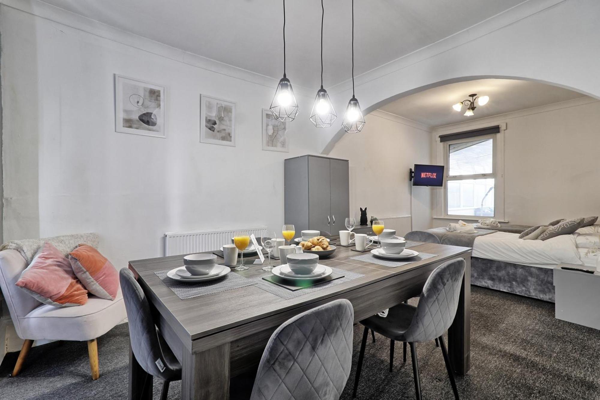 Beautiful Spacious Four Bedroom House With Parking For 2 Cars, 5 Minute Walk To Southend Station المظهر الخارجي الصورة