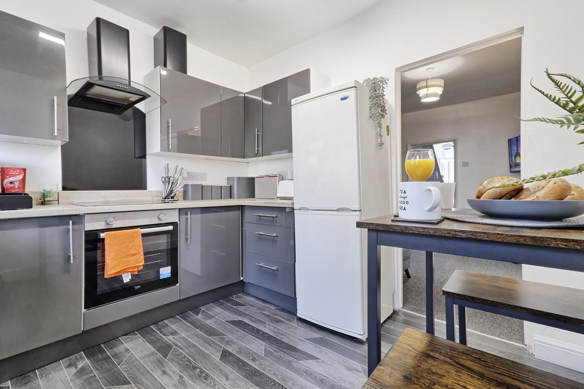 Beautiful Spacious Four Bedroom House With Parking For 2 Cars, 5 Minute Walk To Southend Station المظهر الخارجي الصورة