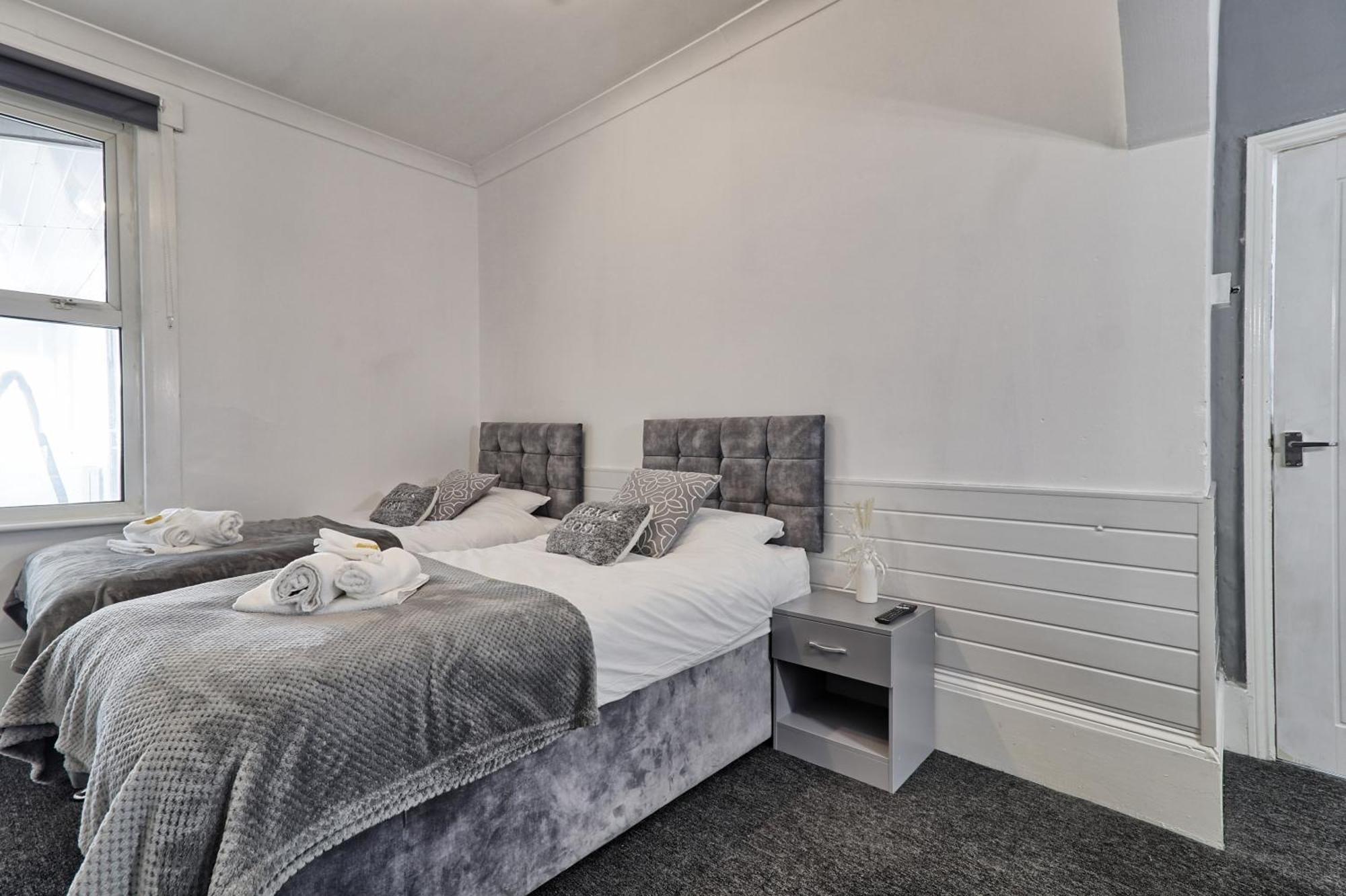 Beautiful Spacious Four Bedroom House With Parking For 2 Cars, 5 Minute Walk To Southend Station المظهر الخارجي الصورة